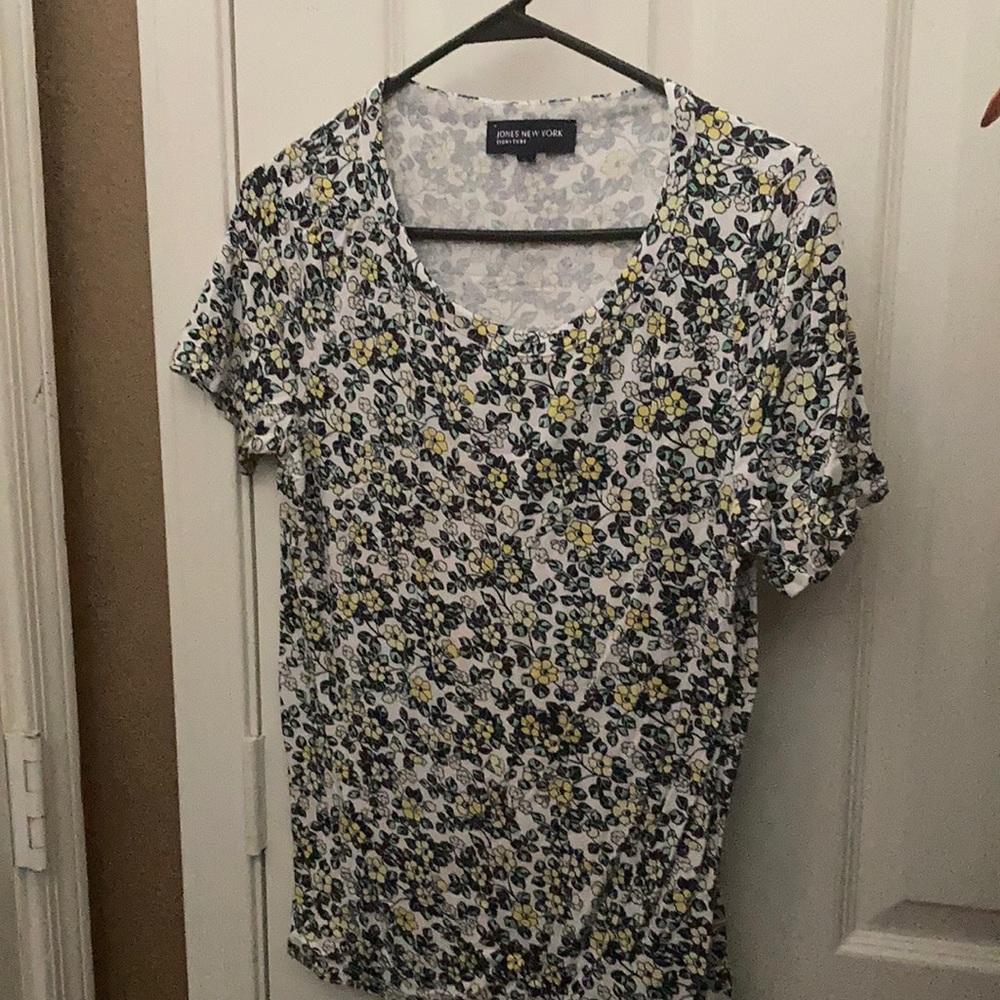FINAL MARKDOWN Jones New York signature tee medium
